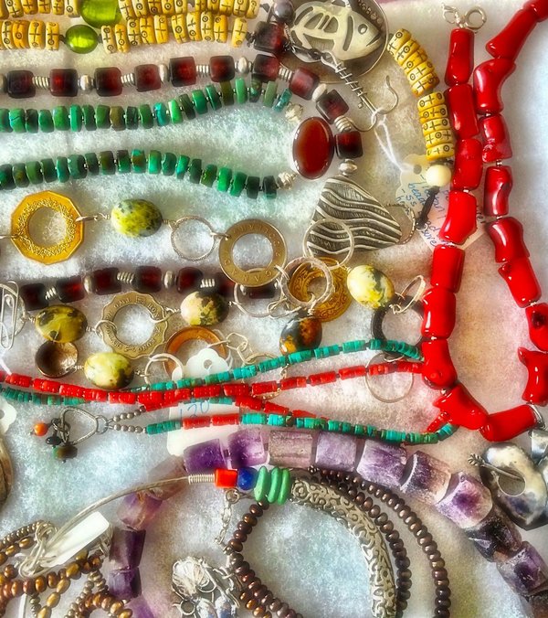 Comment choisir des bijoux en laiton pour un look ethnique chic?